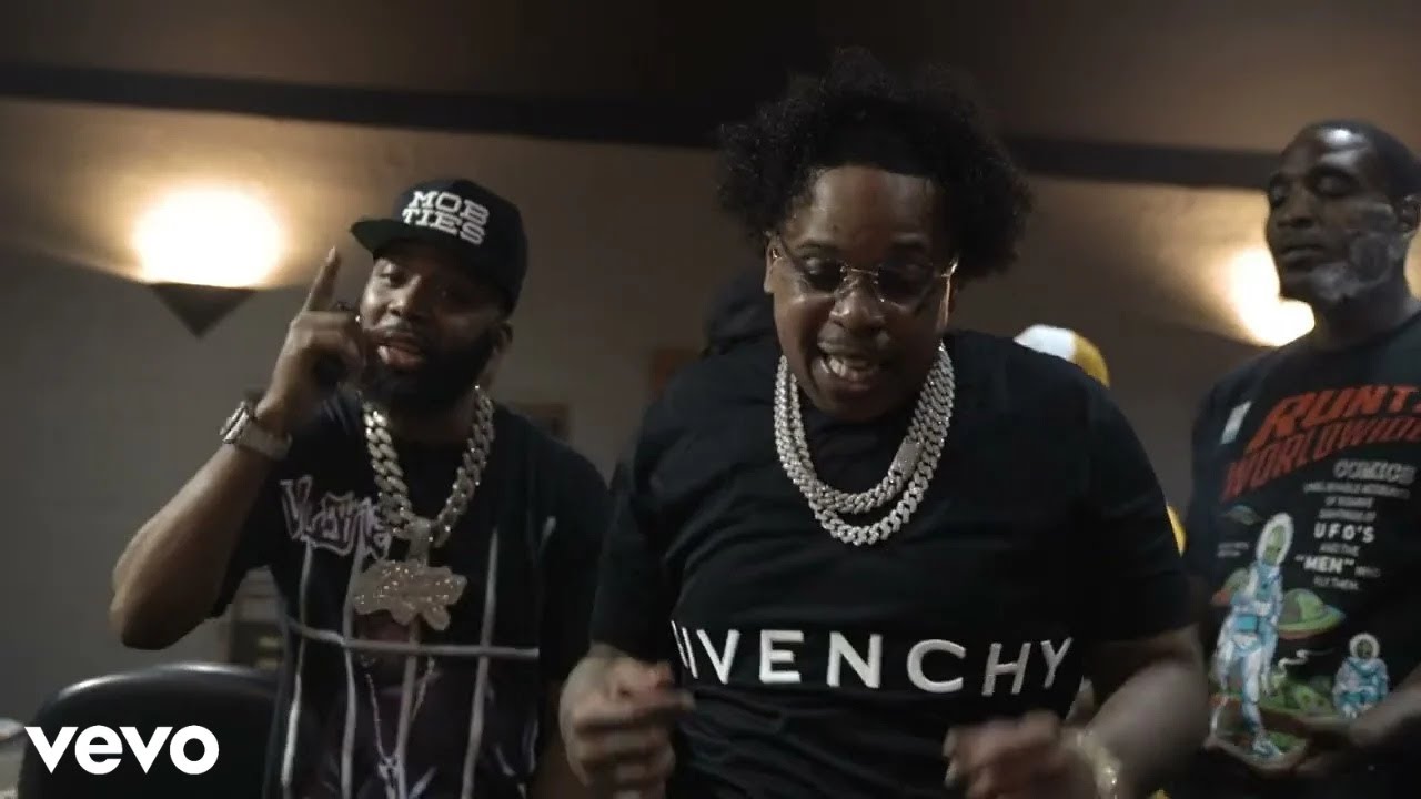 Finesse2tymes ft. Moneybagg Yo - Show Out [Music Video]