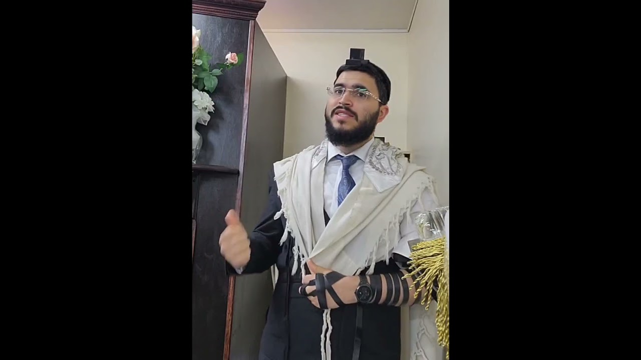 Daily Halacha - How to stand during Tachanun🧍| Rabbi Aviram Biton