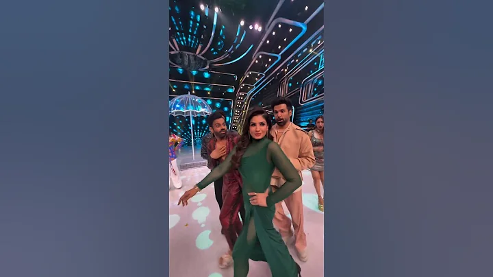 Malaika Arora,Farah Khan and Raveena Tandon funny shorts at jhalak dikhlaja Stage