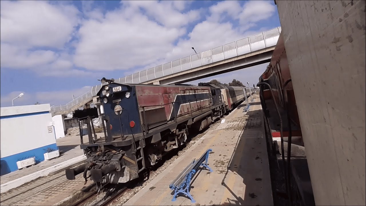 Two Trains Meet At Ljam Station (EMD GT-565 + EMD GT-564)  || تقاطع القطارات في محطة الجم