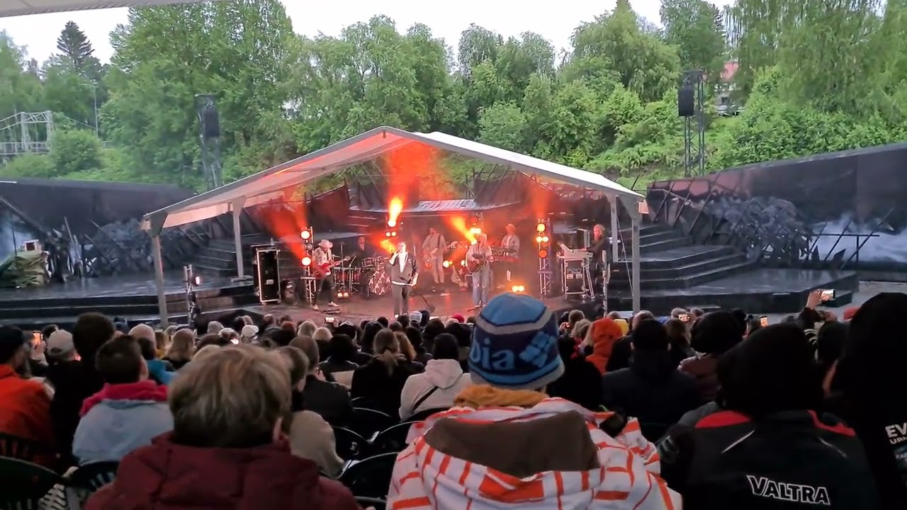 Arttu Wiskari - AAAA (ensimmäinen live ikinä)