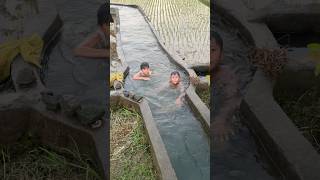 Mandi di kolam ikan #masukberanda #harusberanda #trending #shorts #lucu #viralvideo