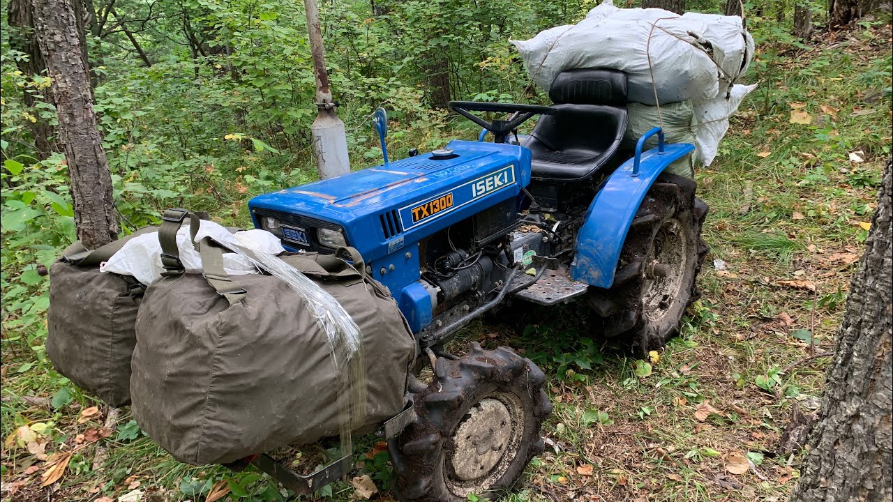 Груженый мини трактор ISEKI TX 1300 спускаемся  с сопки