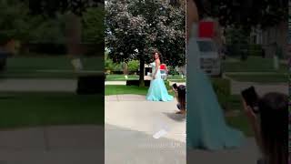 Dad improvises with daughters prom pictures || Viral Video UK