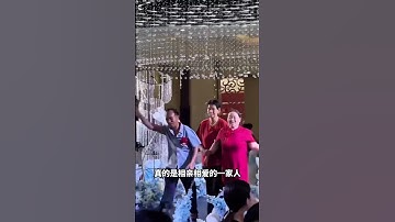 儿女结婚，双方父母高兴上台送祝福，真的是相亲相爱的一家人#婚礼 #happy婚 #wedding #結婚 #婚礼现场 #暖心 #爱情 #幸福