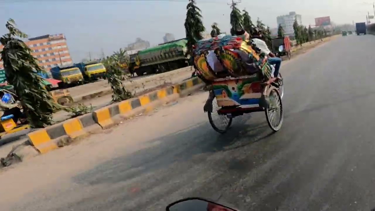 আপনি ছাড়া দুনিয়ার সবাই পাগল, এটা ভেবে আপনাকে রাস্তায় মোটরসাইকেল চালাতে হবে.