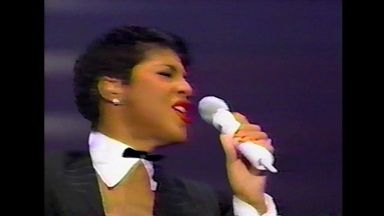 Toni Braxton opens The American Music Awards