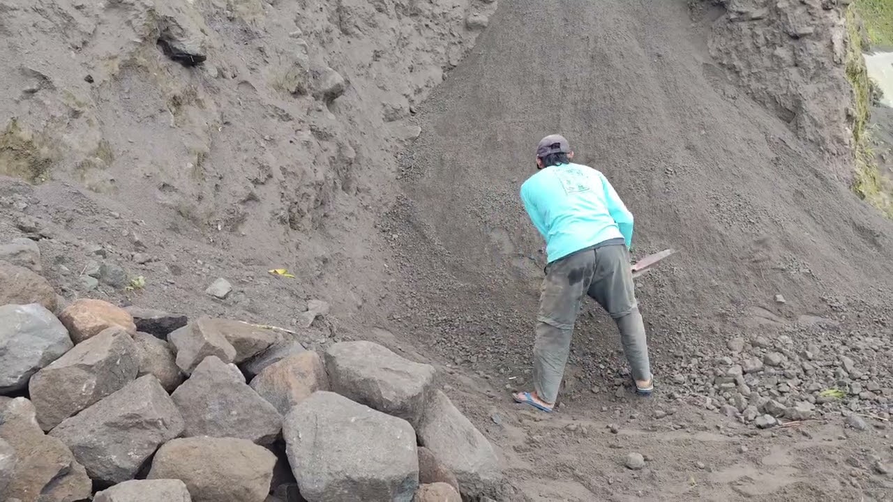 Gentong sand | sand miner, Merapi sand #manualsandminer 