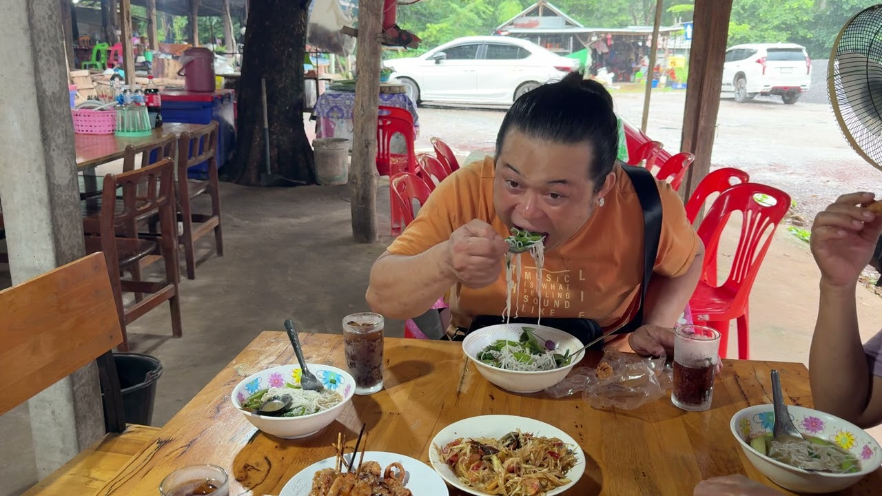 ข้าวปุ้นฮ้อนร้านดังในอำเภอสังคม มาเก็บเห็ดเมื่อไหร่ต้องได้แวะร้านนี้อร่อยสุดๆ