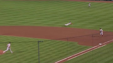 BOS@BAL: Pedroia makes diving stop to rob Davis