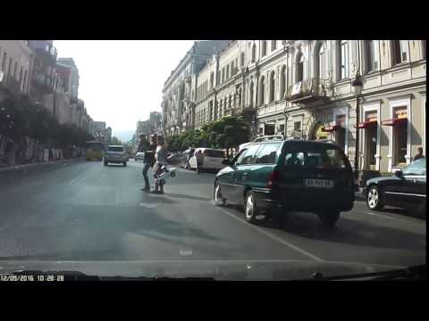 ზებრაზე, უკნიდან გასწრებაზე აპირებდა გამოსვლას.