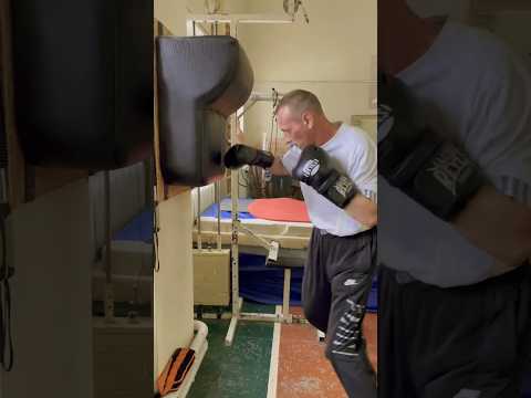 Как надо работать на настенной подушке#shorts