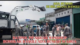 Download Lagu BONGKAR‼️SATPOL PP BINGUNG SAAT BONGKAR BANGLI KARENA TAKUT TERTIMPA RUMAH WARGA YG DI BELAKANG  MP3
