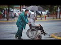 Man in Wheelchair Goes Out Alone On A Rainy Day | Social Experiment 乘坐轮椅的男生雨天独自出行，有人主动把自己的伞送给他（社会实验）