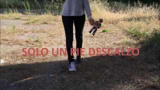 Solo un pie descalzo