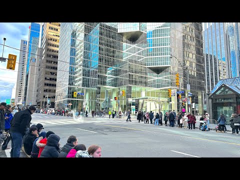 Crowd Arriving at Santa Claus Parade Toronto 2025 – Pre-Parade Buzz & Excitement!