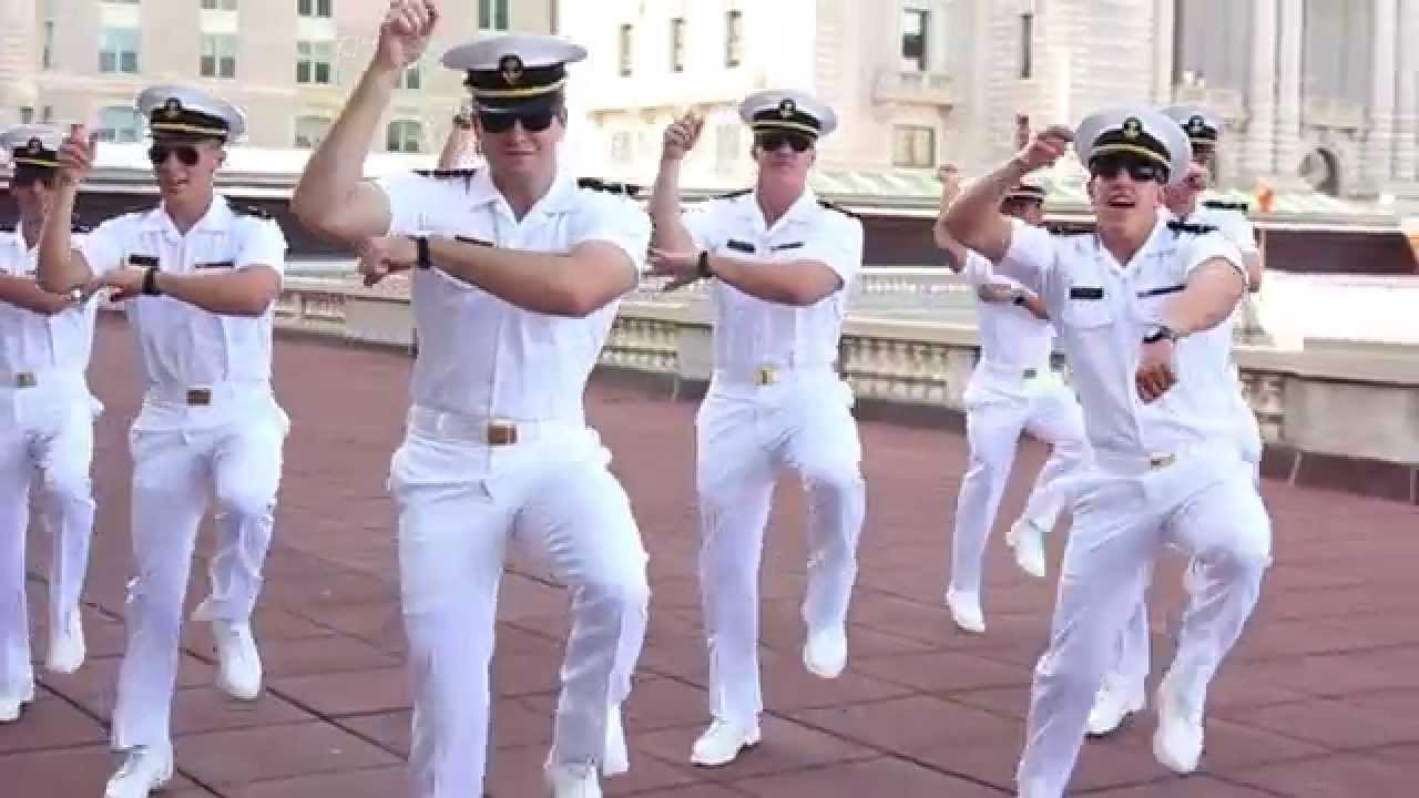 Русские мужики танцуют. Моряки танцуют. Американские моряки. Танец американских моряков. Военные танцуют.