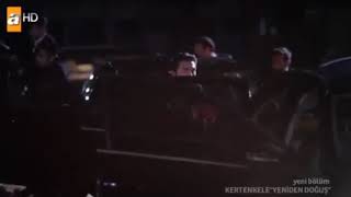 Ay-Yıldızlı Adam Ve Kızıl Ejder Kavga Ediyorlar