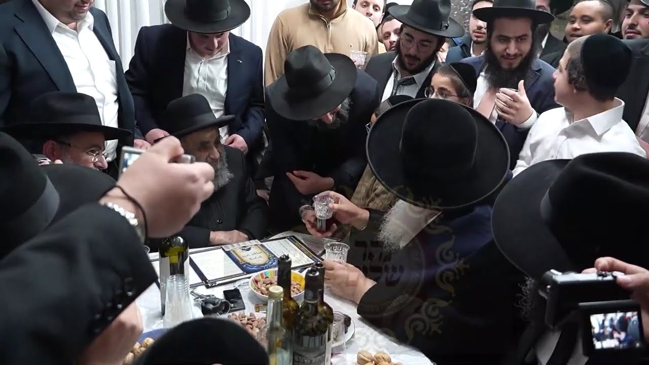 מיוחד- מו"ר המקובל ר' בניהו שמואלי בביקור חג בבית ראש הישיבה חכם משה צדקה שליט"א פסח תשפו