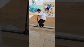 ⭐⚡Трюк на самокате 50/50⚡ показал Даня Голов инструктор скейт парка BunnyHop #крытыйскейтпарк