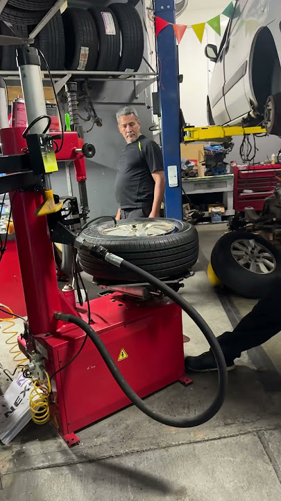 Tire impossible to fill normally, requires mechanic #tricks #tiremaintenance