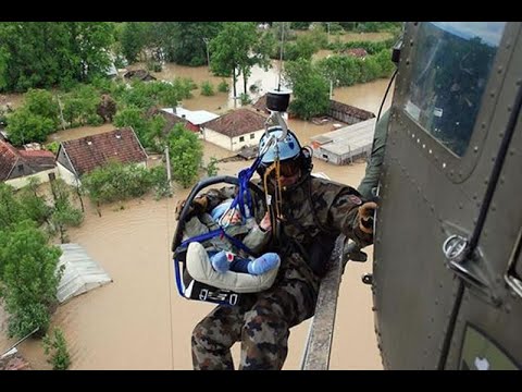 Vídeo: Mira Cómo Transportan A Este Bebé A Un Lugar Seguro Desde La Inundada Casa De Bosnia