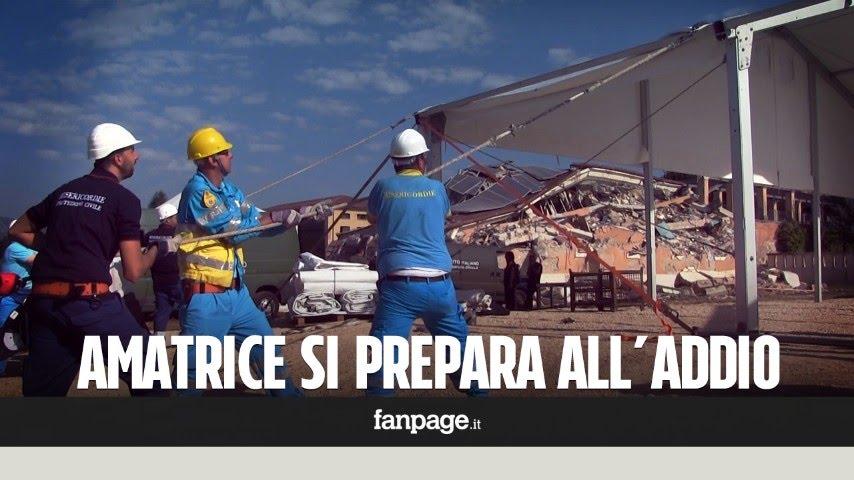Amatrice, la Protezione Civile lavora tutta la notte per allestire lo spazio per i funerali delle vi