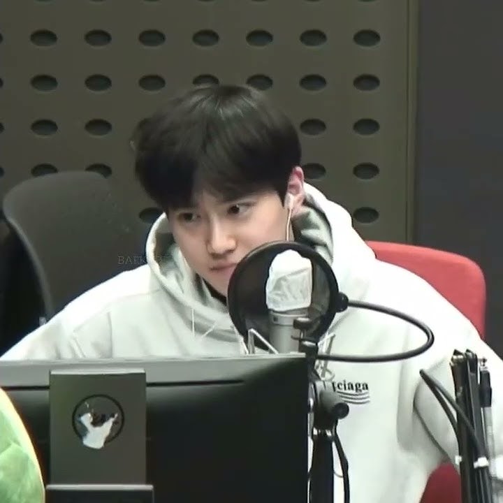 Suho massage to EXO's members at BTOB Kiss the radio