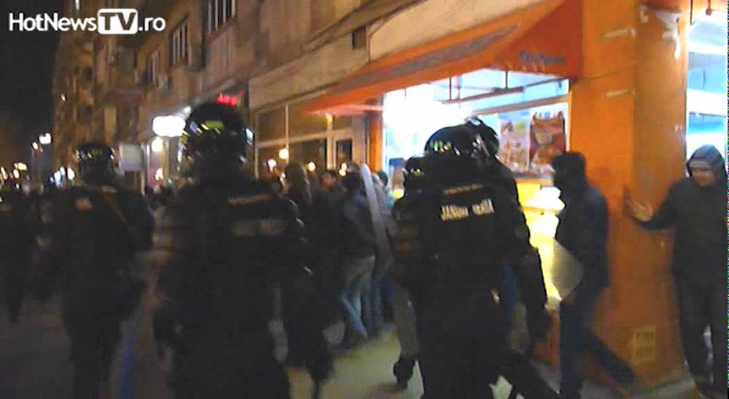 Proteste 16 ianuarie 2012 - protestatari ridicati de jandarmi