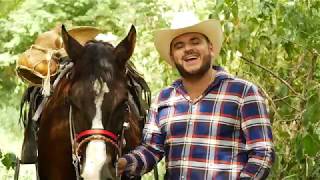 Video thumbnail of "El Komander - No ocupa la banda pa' bailar mi cuaco (Video oficial)"