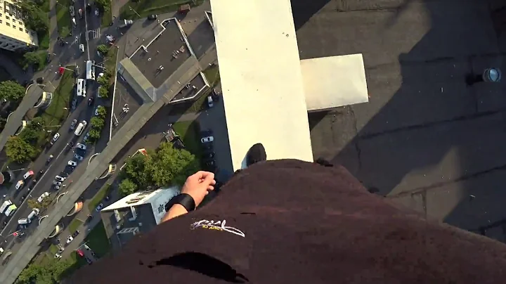 Parkour Runner Misses Jump And Falls Off High Rise Roof, Catches Himself On Electric Wires - DayDayNews
