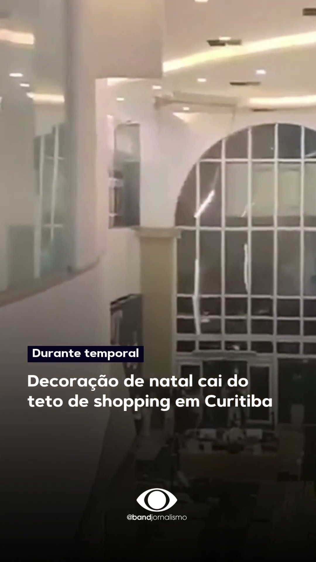 Decoração de natal cai do teto de shopping em Curitiba