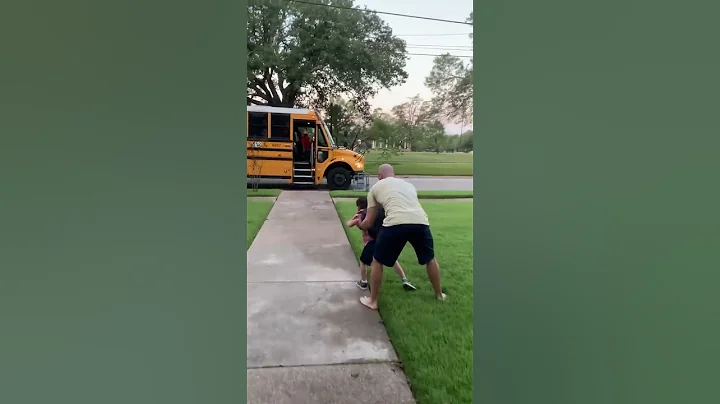 Little Boy Falls Onto Grass While Running to Catch School Bus - DayDayNews