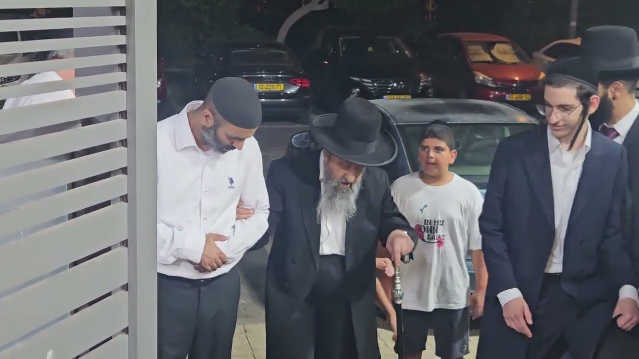 הרב בן ציון מוצפי בכניסה לשיעור בראשון לציון