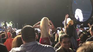 Shakira viéndose a sí misma en concierto