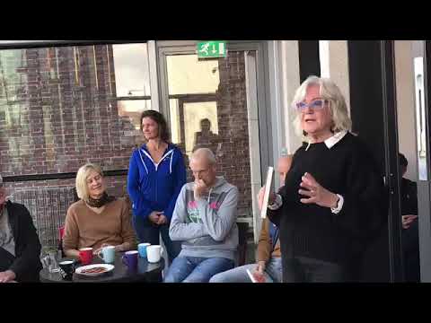 Deelnemers wandelgroep Schagen krijgen 1e exemplaar De Wandelaar van Van Dis