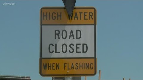Early warning signs of flooded roads