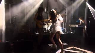 Charli XCX - How Can I (Live in London) 30/11/13