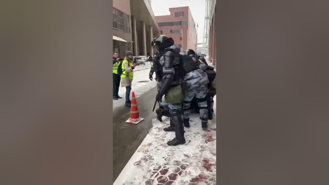 Девушка с электрошокером в руках. Шокер человек. Под москва избивают в снегу. 03. Куда нельзя бить электрошокером.