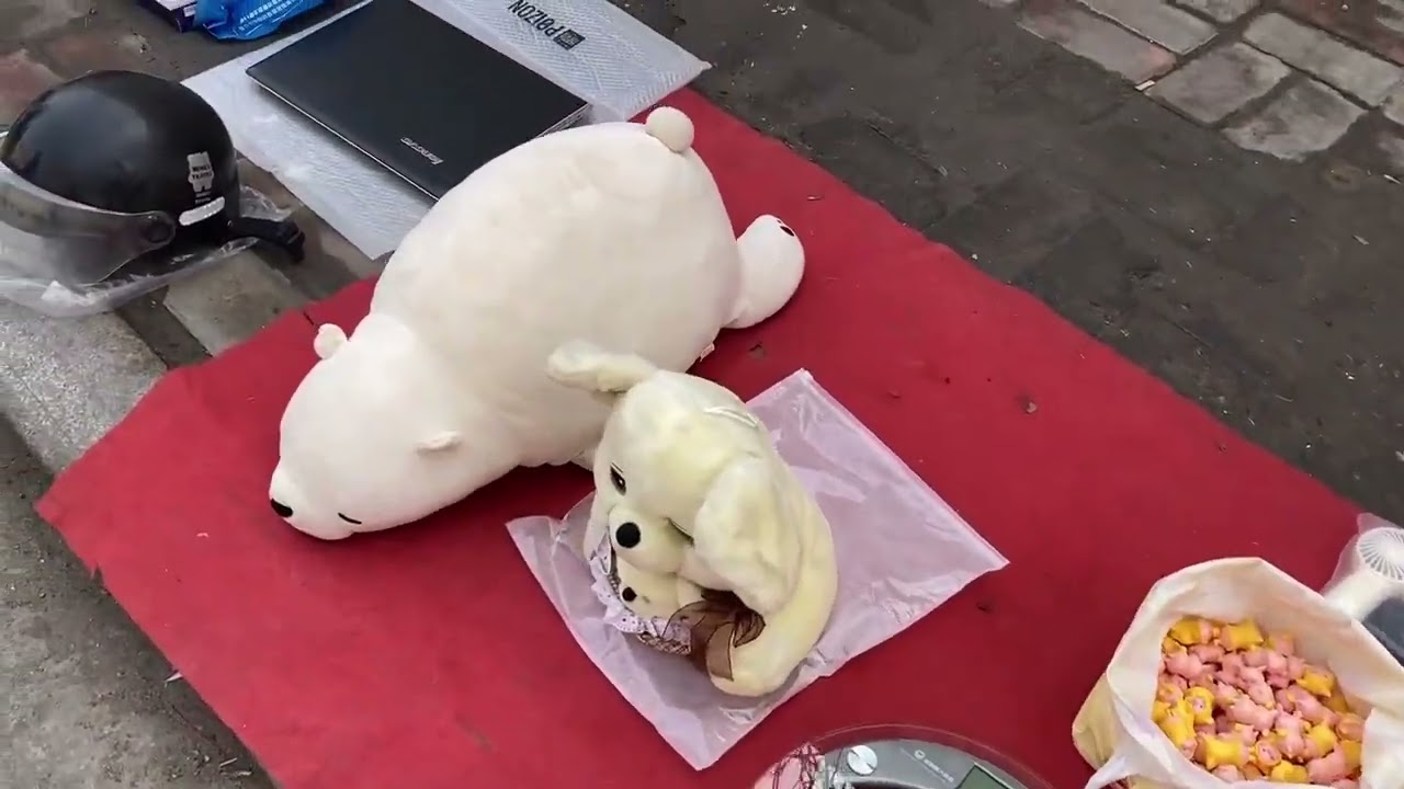 周末寻宝捡漏好去处人山人海各式各样的地摊小产品