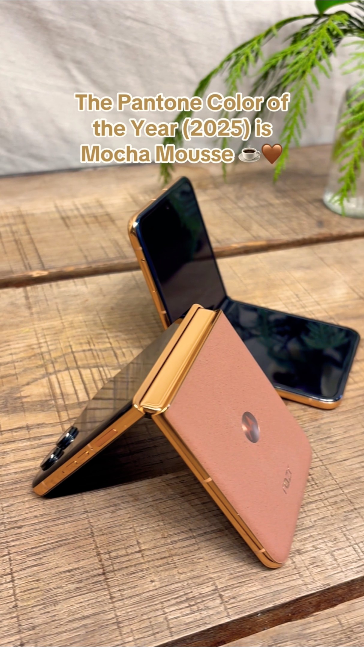 Motorola Releases Mocha Mousse Razr+ ☕