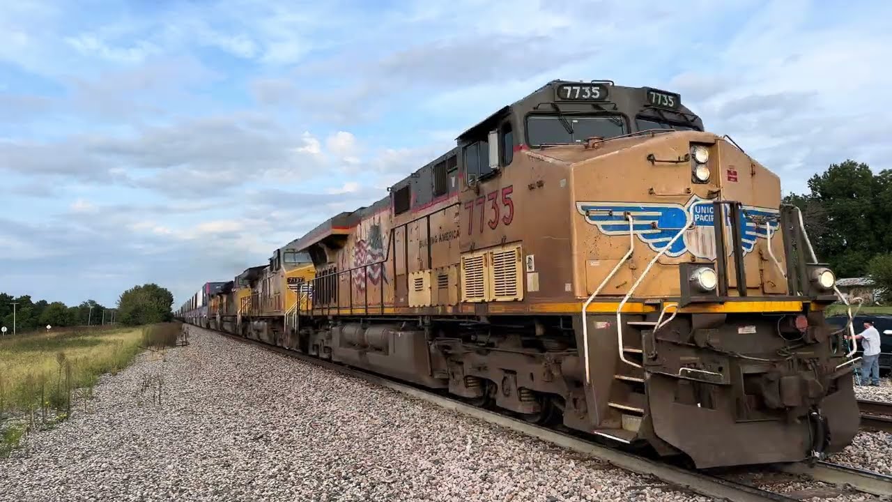 FASTEST Train in Missouri - Union Pacific Stack Train
