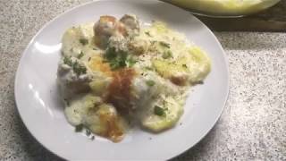 Фрикадельки в картофельных сотах под соусом бешамель/