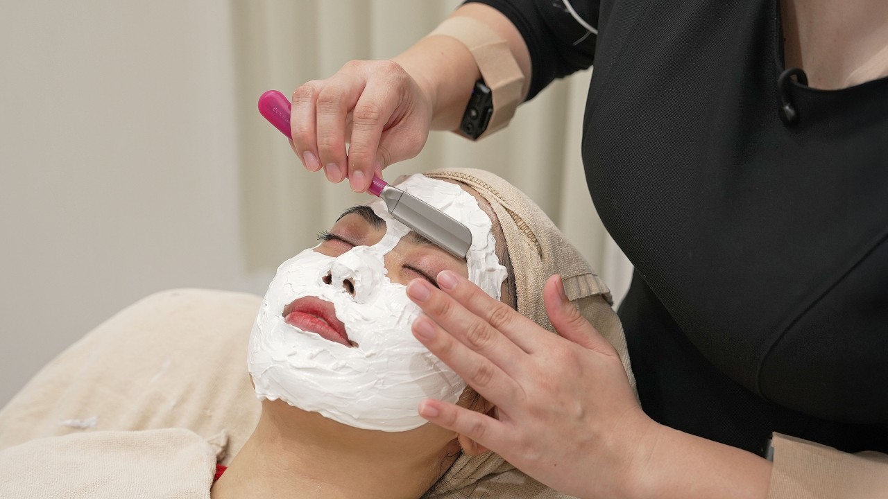 (ASMR) The Secret of Japanese Silky & Smooth Skin – Professional Face Shaving & Dermaplaning