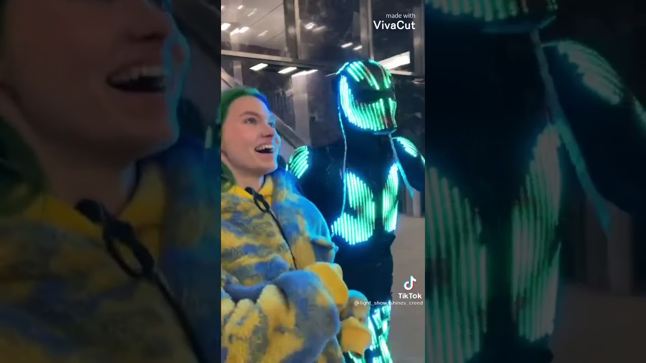 Хищники света световое шоу без маски. Кто скрывается под маской хищника из тик. Light show shines creed хищник. Кто скрывается под маской хищника из тик. Лицо хищника света из тик тока без маски.