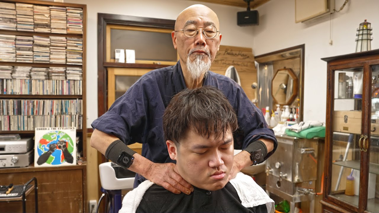 💈 (ASMR) 78-Year-Old Veteran Barber Cuts YouTuber's Hair – Japan's Ultimate Grooming Experience