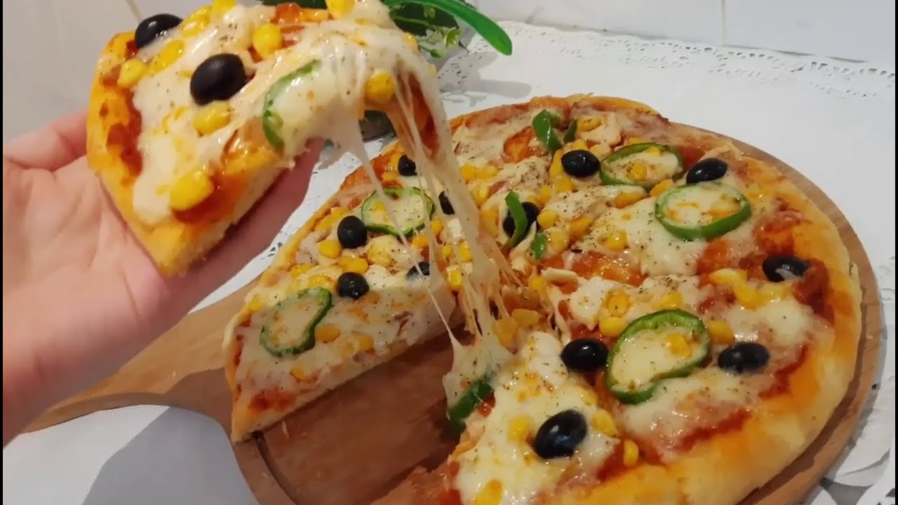 بيتزا إيطالية بكل أسرارها بعجينة مقرمشة من برا وجبنة مطاطية