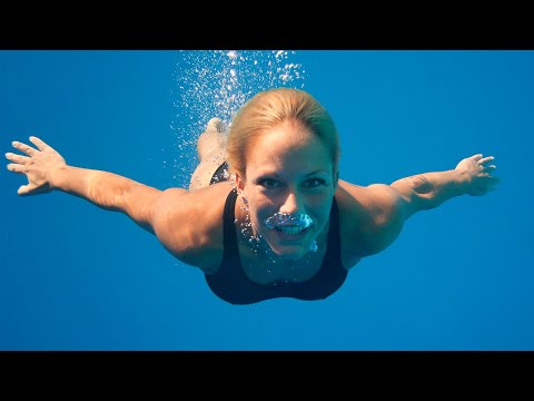 فيديو: هل يمكنك الرؤية بوضوح تحت الماء بدون نظارات واقية؟