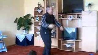 Дедуля танцует
