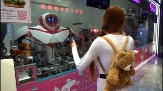 Keseruan Naomi'Sexy Cyborg'Wu Berkunjung ke Restoran Robot di Guangzhou China